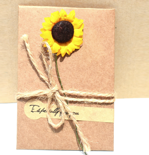 Tarjeta de Felicitación Artesanal con Flores Secas de Kraft - Image 9