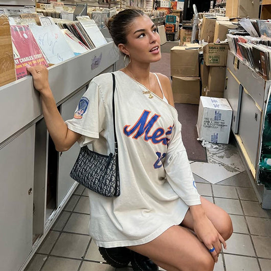 Playera Holgada Estilo Urbano con Estampado de Letras