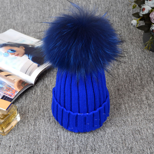 Gorro Invierno Pompón Esponjoso Colores Sólidos - Diseño Elegante y Cálido - Image 6