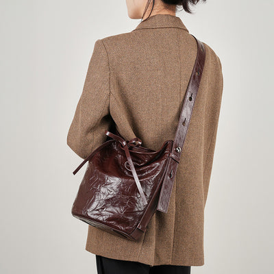 Bolso Bucket de Cuero con Patrón Texturizado y Asa Cruzada - Image 3