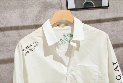 Playera Blanca Hombre Estilo Hong Kong con Estampado Graffiti - Image 12