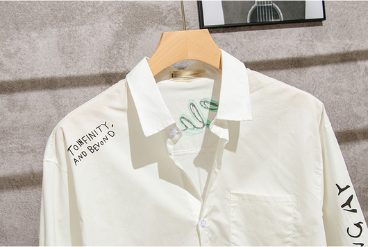 Playera Blanca Hombre Estilo Hong Kong con Estampado Graffiti - Image 12