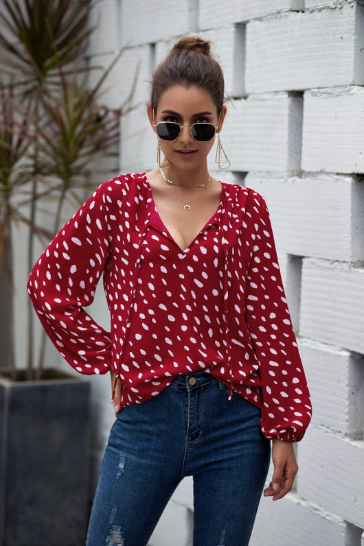 Camiseta con Escote V y Lunares - Image 9