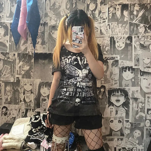 Playera Estilo Punk Retro con Estampado Audaz y Tirantes Ajustables - Image 11