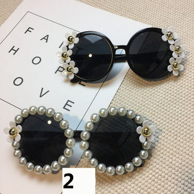 White round sunglasses with daisy flower embellishments on the frames and dark gradient lenses. - Image 34