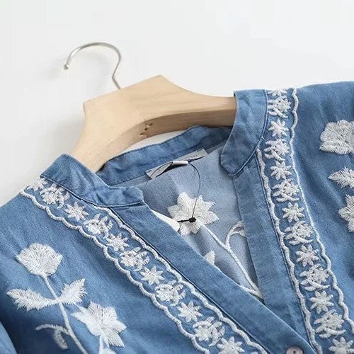 Camisa Denim de Algodón Tencel con Cuello V y Bordados para Mujer - Image 4