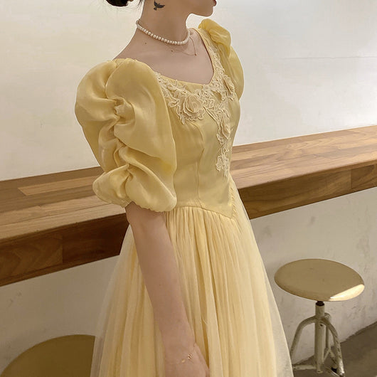 Vestido de Satén Elegante con Falda Princesa y Detalles de Malla - Image 5