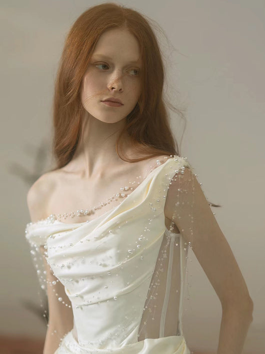 Vestido Satinado Blanco Elegante con Hombros Descubiertos y Corte Sirena - Image 3