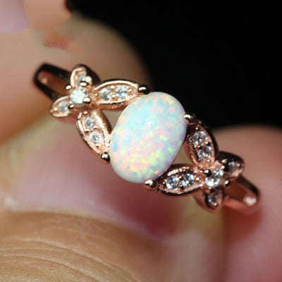 Anillo de Oro Rosado con Ópalo Blanco Multicolor