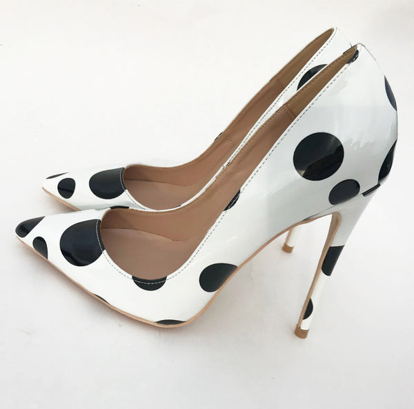 Tacones Altos con Diseño Geométrico Blanco y Negro - Puntos y Ondas