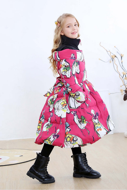 Abrigo Infantil de Plumón Europeo con Diseño Estampado y Lazo en la Cintura - Image 14