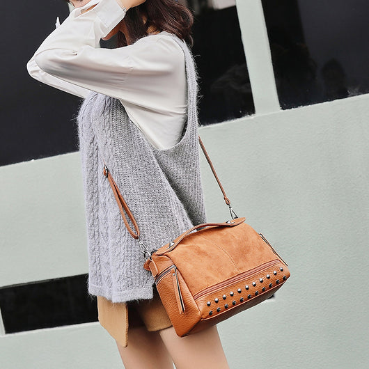 Bolso Retro para Mujer con Remaches y Acabado Mate - Versátil y Elegante