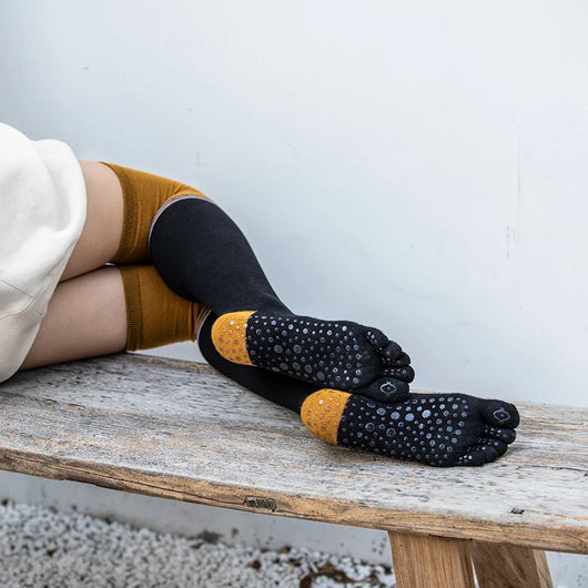 Medias Yoga Antideslizantes Hasta la Rodilla con Dedos Separados - Image 6