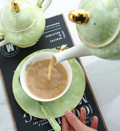 Juego de Café Minimalista en Porcelana Ósea con Filete Dorado - Image 8