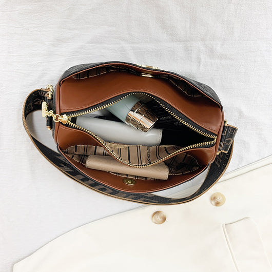 Bolsa Mensajera de Cuero con Detalles en Relieve - Elegancia Minimalista - Image 4