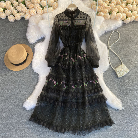 Vestido de Encaje Bordado Elegante con Detalles de Costura