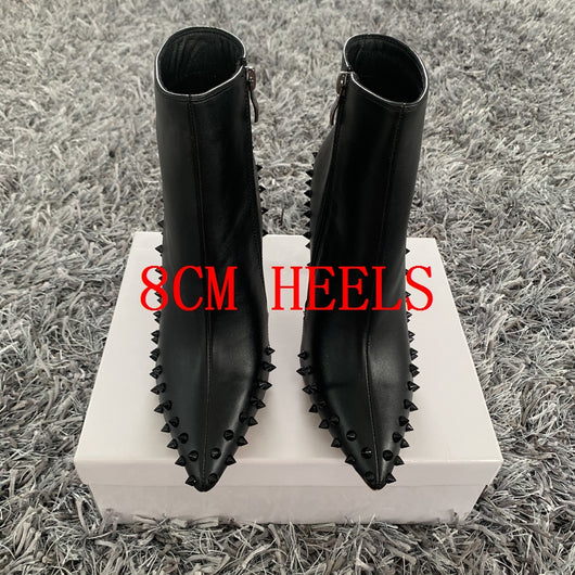 Botas Martin Gris Ante con Remaches Punta Afilada Cierre Lateral Estilo Británico - Image 3