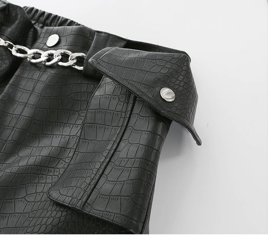 Overol de Cuero Negro con Textura Escamada para Mujer - Image 14