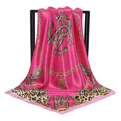 Pañuelo de Satén con Estampado de Leopardo y Cadena Decorativa - Image 10