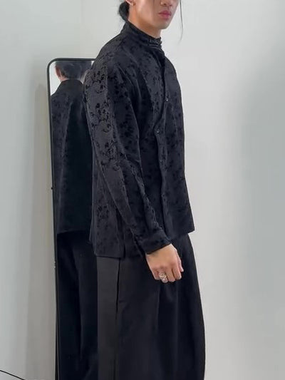 Blusa Mandarina Negra con Textura Jacquard y Cierre Asimétrico - Image 2