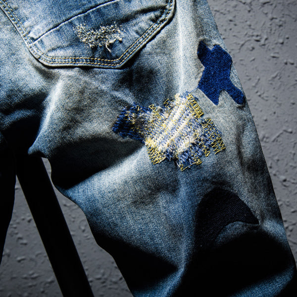Jeans Azules con Parches Bordados Coloridos