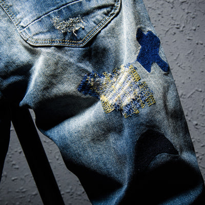 Jeans Azules con Parches Bordados Coloridos - Image 2