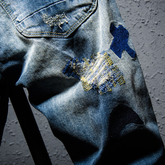 Jeans Azules con Parches Bordados Coloridos - Image 2