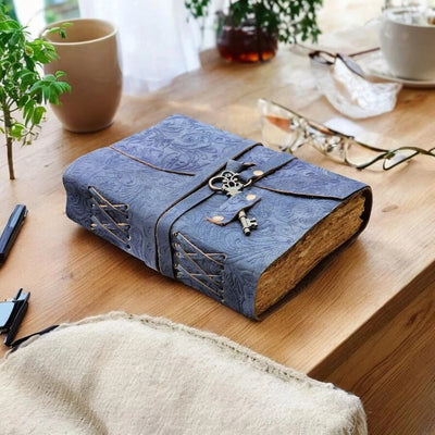 Cuaderno Vintage de Cuero de Búfalo con Patrón Floral en Relieve