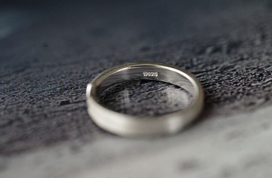 Anillo de Pareja en Plata Esterlina con Diseño de Flecha Cepillada - Image 8
