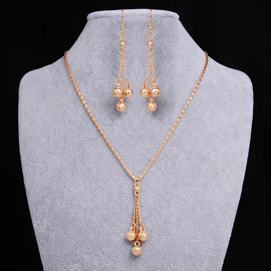 Conjunto de Aretes y Collar de Joyería Elegante