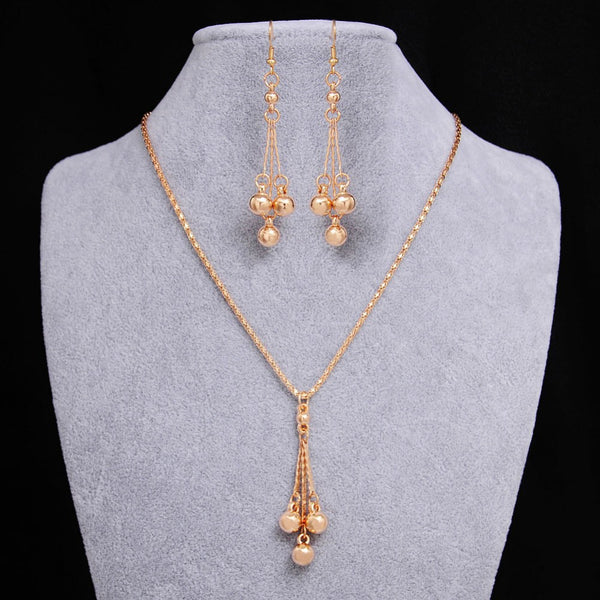 Conjunto de Aretes y Collar de Joyería Elegante