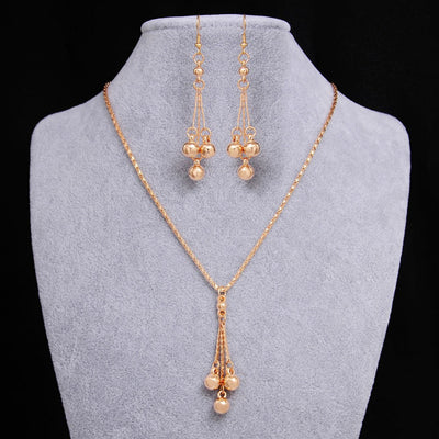 Conjunto de Aretes y Collar de Joyería Elegante