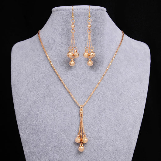 Conjunto de Aretes y Collar de Joyería Elegante