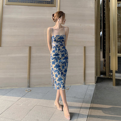 Vestido Ajustado de Terciopelo con Abertura y Estampado en la Espalda - Image 4