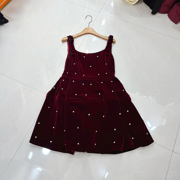Vestido Negro Ajustado con Falda Voluminosa Mini