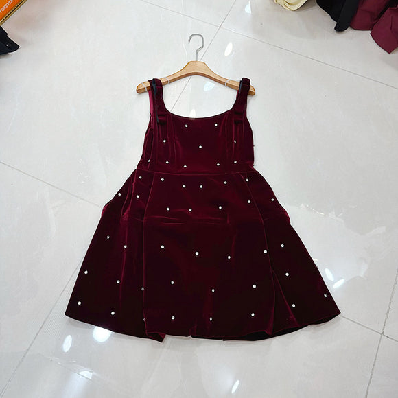 Vestido Negro Ajustado con Falda Voluminosa Mini