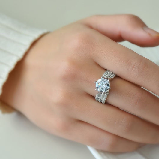 Anillo de Moissanita para Mujer con Sello de Amor en Plata y Oro - Image 6