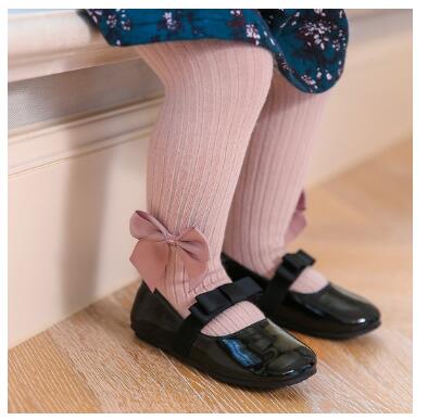 Calcetines infantiles con moño elegante