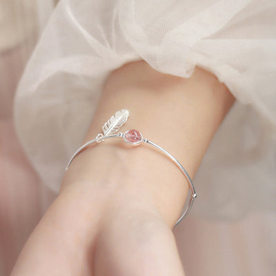 Pulsera Colgante de Pluma y Fresa - Image 5