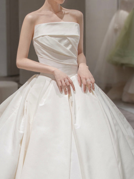 Vestido de Novia Elegante Estilo Francés con Cola - Escote Tubo Satinado - Image 4