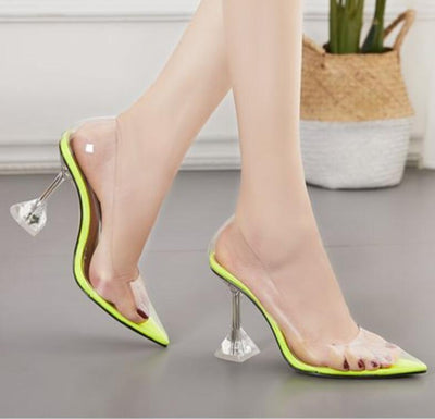 Tacones Altos Transparentes con Diseño de Copa de Vino y Punta Aguda - Image 3