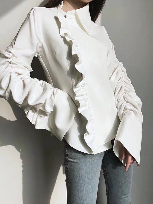 Blusa Blanca Asimétrica con Pliegues - Diseño Europeo Minimalista para Mujer - Image 3