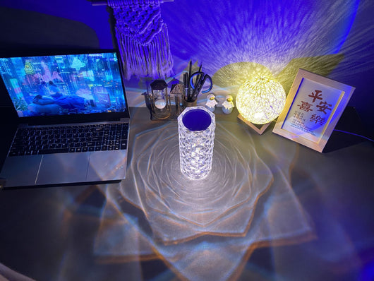 Lámpara LED Rosa Diamante Romántica para Dormitorio y Sala - Image 2
