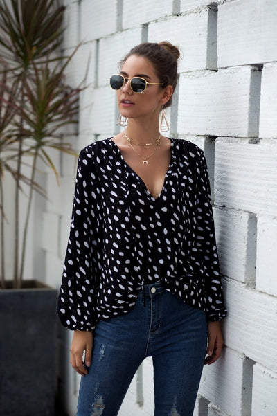 Camiseta con Escote V y Lunares - Image 3