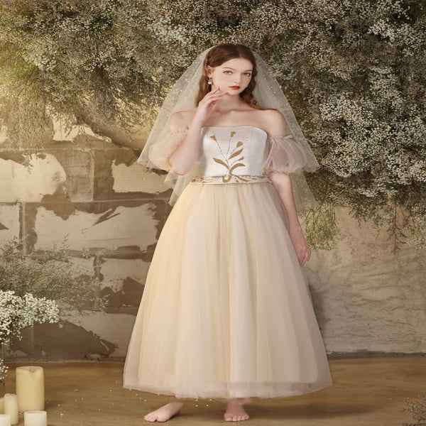 Vestido de Novia Midi Blanco con Escote Palabra de Honor y Detalles Brillantes