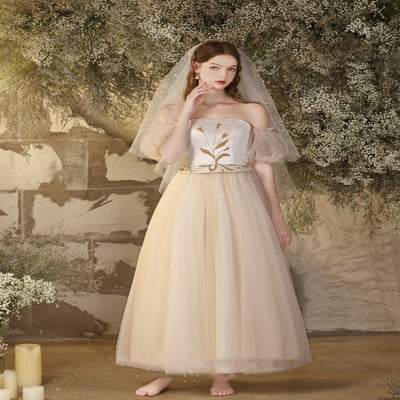Vestido de Novia Midi Blanco con Escote Palabra de Honor y Detalles Brillantes