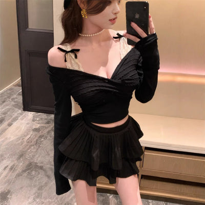 Blusa Elegante Bicolor con Panel de Encaje y Hombros Descubiertos