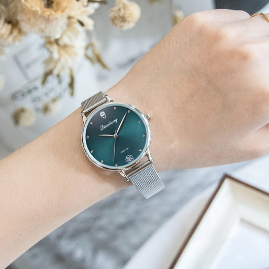 Reloj de Pulsera Verde con Escala de Diamantes - Cuarzo de Diseño Premium - Image 3