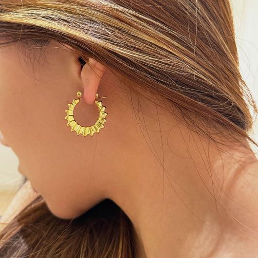 Aretes Vintage de Acero Titanio Chapado en Oro 18K con Diseño de Engranaje - Image 5