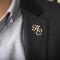 Broche de Solapa Doble Letra para Traje Ejecutivo